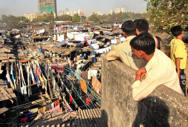 Xưởng giặt thủ công lớn nhất thế giới ẩn mình trong khu ổ chuột giữa lòng thành phố hiện đại ở Ấn Độ - Ảnh 11.