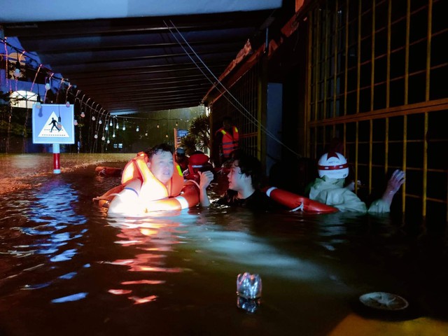Mưa ngập lịch sử tại Đà Nẵng: Nhiều nơi cúp điện, người dân hối hả ôm đồ chạy lụt trong đêm - Ảnh 17.