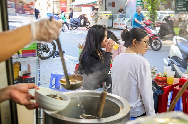 Bun shop for 35 years, selling more than a quintal of snails every day in Hanoi's old quarter - Photo 6.