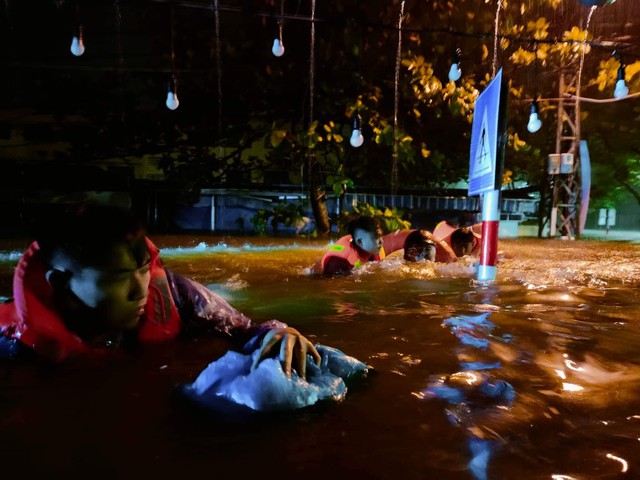 Mưa ngập lịch sử tại Đà Nẵng: Nhiều nơi cúp điện, người dân hối hả ôm đồ chạy lụt trong đêm - Ảnh 16.