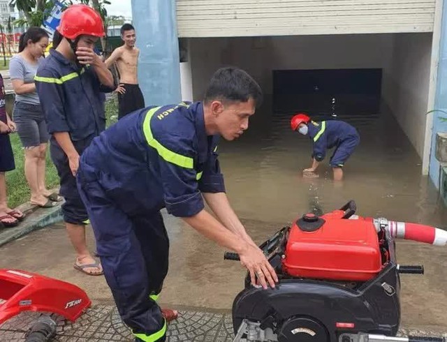 Người dân Đà Nẵng tất bật dọn dẹp bùn đất, méo mặt vì tài sản vùi trong nước - Ảnh 17.