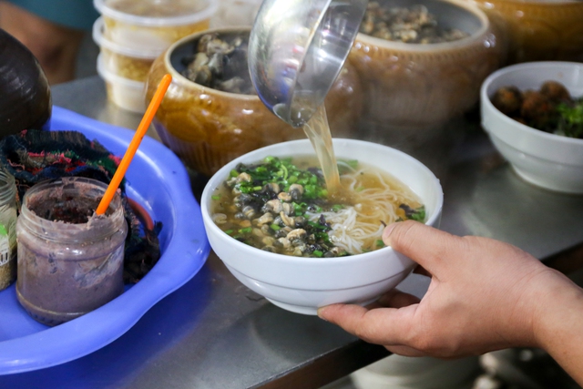 Bun shop for 35 years, selling more than a quintal of snails every day in Hanoi's old quarter - Photo 4.