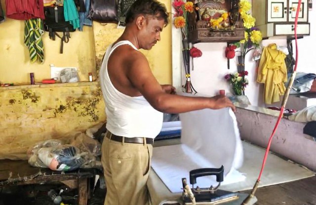 Xưởng giặt thủ công lớn nhất thế giới ẩn mình trong khu ổ chuột giữa lòng thành phố hiện đại ở Ấn Độ - Ảnh 7.