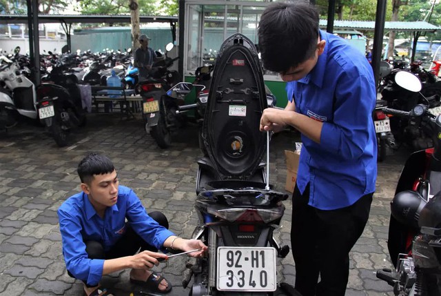 Người Quảng Nam rủ nhau ra sửa xe miễn phí cho người dân Đà Nẵng sau mưa lũ lịch sử - Ảnh 21.