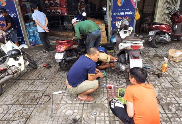 Người Quảng Nam rủ nhau ra sửa xe miễn phí cho người dân Đà Nẵng sau mưa lũ lịch sử - Ảnh 12.