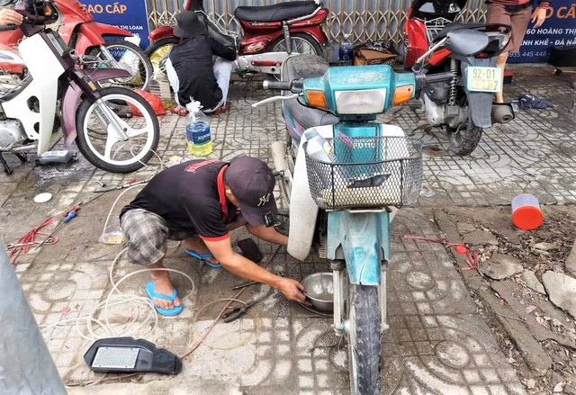 Người Quảng Nam rủ nhau ra sửa xe miễn phí cho người dân Đà Nẵng sau mưa lũ lịch sử - Ảnh 11.