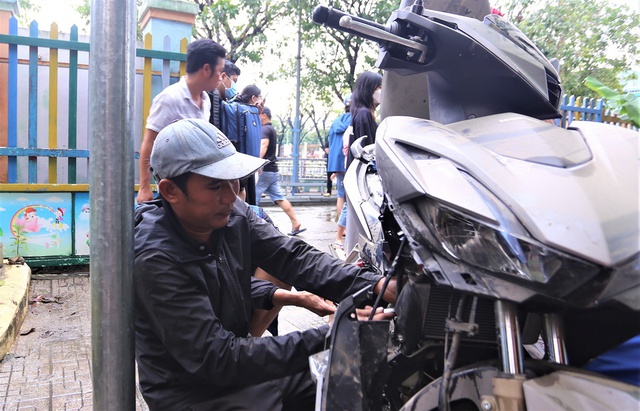 Người Quảng Nam rủ nhau ra sửa xe miễn phí cho người dân Đà Nẵng sau mưa lũ lịch sử - Ảnh 10.