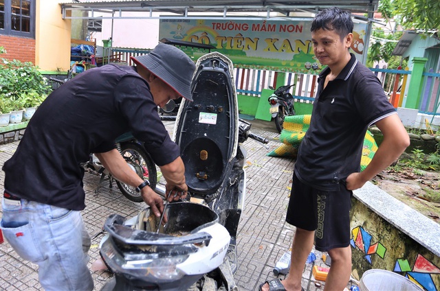 Người Quảng Nam rủ nhau ra sửa xe miễn phí cho người dân Đà Nẵng sau mưa lũ lịch sử - Ảnh 7.