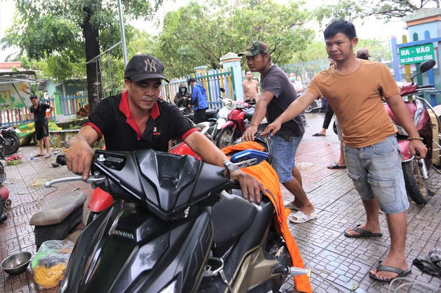 Người Quảng Nam rủ nhau ra sửa xe miễn phí cho người dân Đà Nẵng sau mưa lũ lịch sử - Ảnh 4.