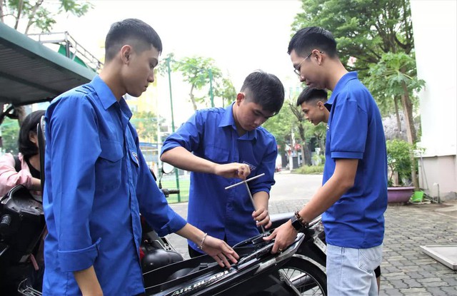 Người Quảng Nam rủ nhau ra sửa xe miễn phí cho người dân Đà Nẵng sau mưa lũ lịch sử - Ảnh 20.