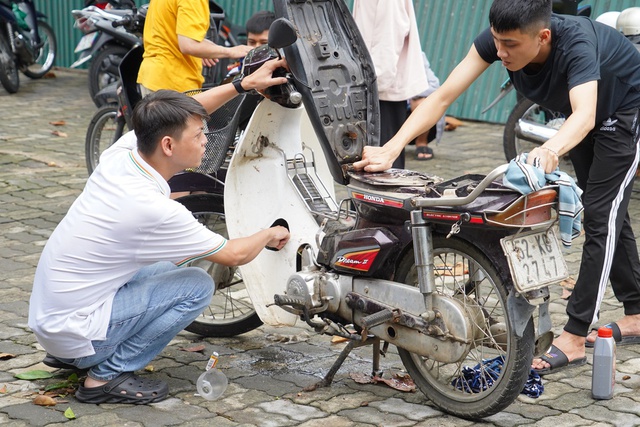 Người Quảng Nam rủ nhau ra sửa xe miễn phí cho người dân Đà Nẵng sau mưa lũ lịch sử - Ảnh 19.