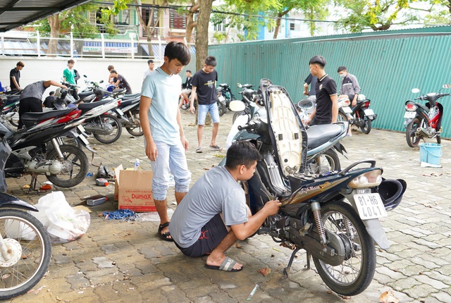 Người Quảng Nam rủ nhau ra sửa xe miễn phí cho người dân Đà Nẵng sau mưa lũ lịch sử - Ảnh 15.