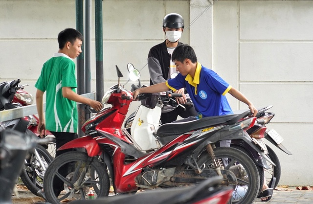 Người Quảng Nam rủ nhau ra sửa xe miễn phí cho người dân Đà Nẵng sau mưa lũ lịch sử - Ảnh 14.