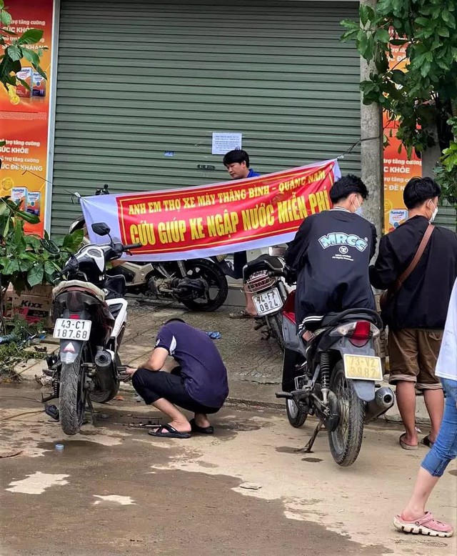 Người Quảng Nam rủ nhau ra sửa xe miễn phí cho người dân Đà Nẵng sau mưa lũ lịch sử - Ảnh 13.