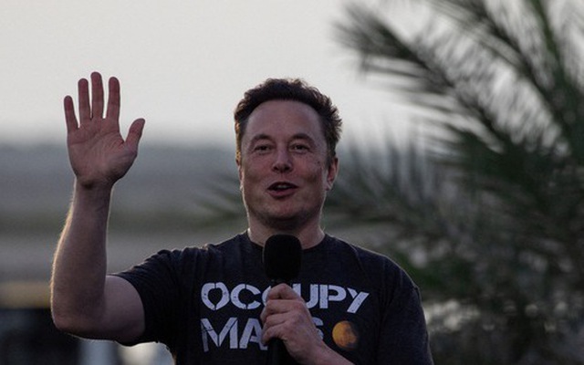 Tỉ phú Elon Musk phát biểu trong một cuộc họp báo tại trụ sở SpaceX hồi tháng 8 - Ảnh: REUTERS
