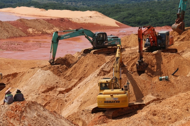 Tìm thấy thi thể công nhân thứ hai trong vụ sập mỏ titan ở Bình Thuận - Ảnh 3.