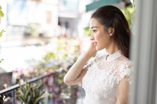 Hoa hậu Mỹ Linh rạng rỡ trong lễ ăn hỏi, chú rể Đỗ Vinh Quang đi xích lô đón dâu - Ảnh 2.