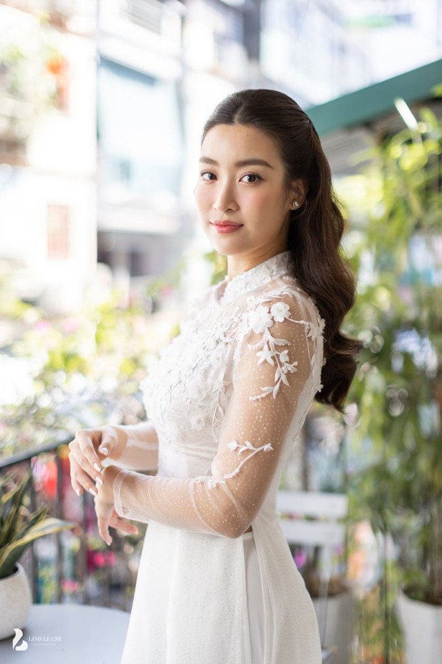 Hoa hậu Mỹ Linh rạng rỡ trong lễ ăn hỏi, chú rể Đỗ Vinh Quang đi xích lô đón dâu - Ảnh 1.