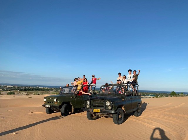 Khách du lịch thích thú trải nghiệm đồi cát hoang sơ ở Ninh Thuận - Ảnh 9.