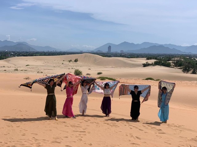 Khách du lịch thích thú trải nghiệm đồi cát hoang sơ ở Ninh Thuận - Ảnh 8.