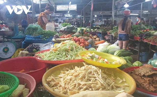 Sau mưa lũ, rau xanh tại Đà Nẵng tăng giá - Ảnh 2.