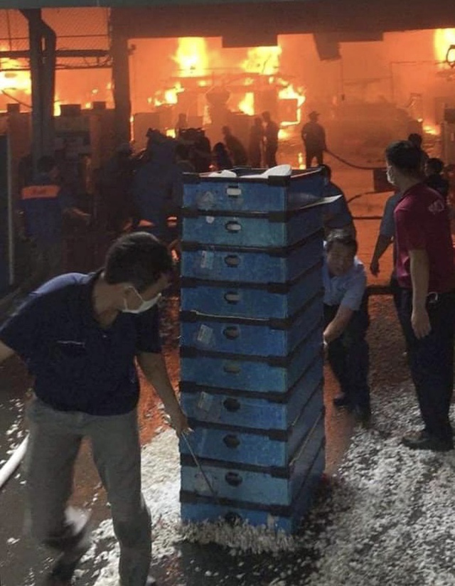 Hình ảnh cháy ngùn ngụt tại công ty đông công nhân nhất Đồng Nai - Ảnh 3.