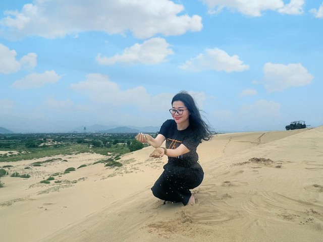 Khách du lịch thích thú trải nghiệm đồi cát hoang sơ ở Ninh Thuận - Ảnh 7.