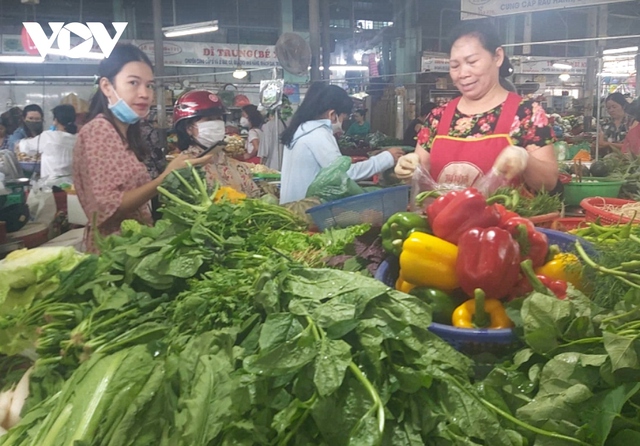 Sau mưa lũ, rau xanh tại Đà Nẵng tăng giá - Ảnh 1.