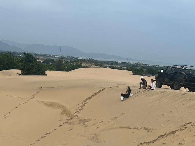 Khách du lịch thích thú trải nghiệm đồi cát hoang sơ ở Ninh Thuận - Ảnh 6.