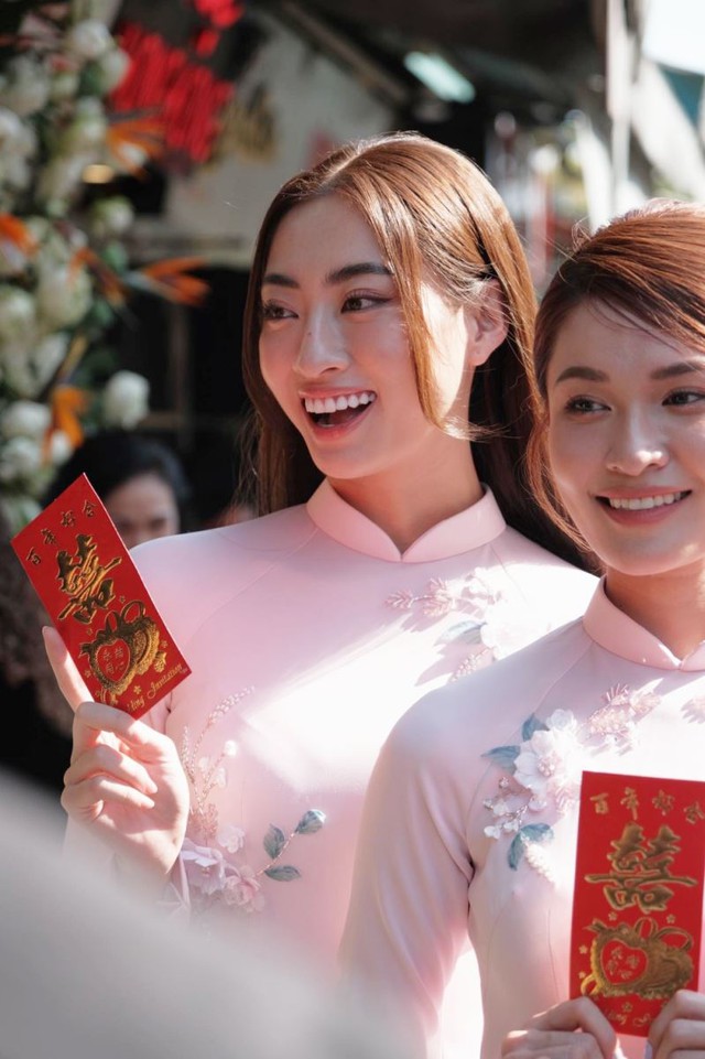 Hoa hậu Mỹ Linh rạng rỡ trong lễ ăn hỏi, chú rể Đỗ Vinh Quang đi xích lô đón dâu - Ảnh 7.