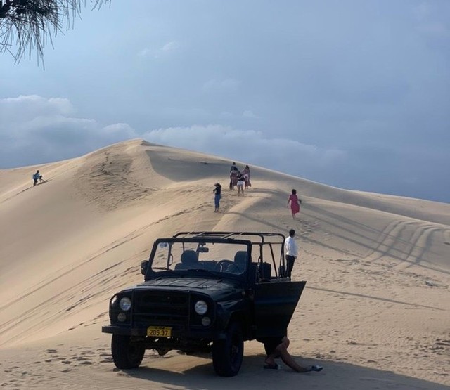 Khách du lịch thích thú trải nghiệm đồi cát hoang sơ ở Ninh Thuận - Ảnh 5.