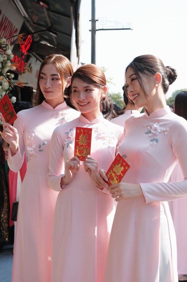 Hoa hậu Mỹ Linh rạng rỡ trong lễ ăn hỏi, chú rể Đỗ Vinh Quang đi xích lô đón dâu - Ảnh 6.