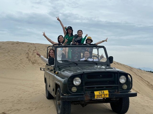 Khách du lịch thích thú trải nghiệm đồi cát hoang sơ ở Ninh Thuận - Ảnh 4.