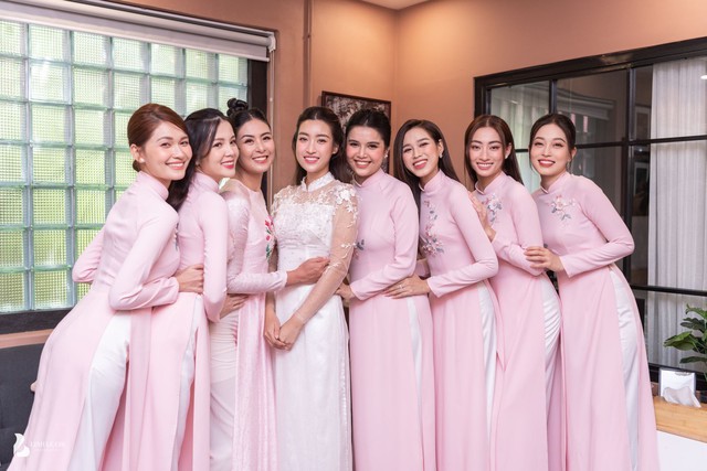Hoa hậu Mỹ Linh rạng rỡ trong lễ ăn hỏi, chú rể Đỗ Vinh Quang đi xích lô đón dâu - Ảnh 3.