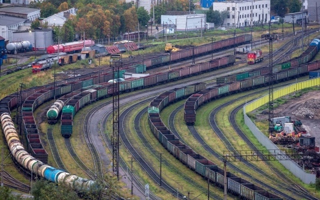 Các toa xe lửa chở hàng hóa ở cảng Murmansk, Nga. Ảnh: Bloomberg