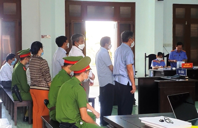 Xét xử vụ bán sỉ 262 lô đất: Cựu Phó Chủ tịch tỉnh Phú Yên bị đề nghị 7-8 năm tù - Ảnh 3.