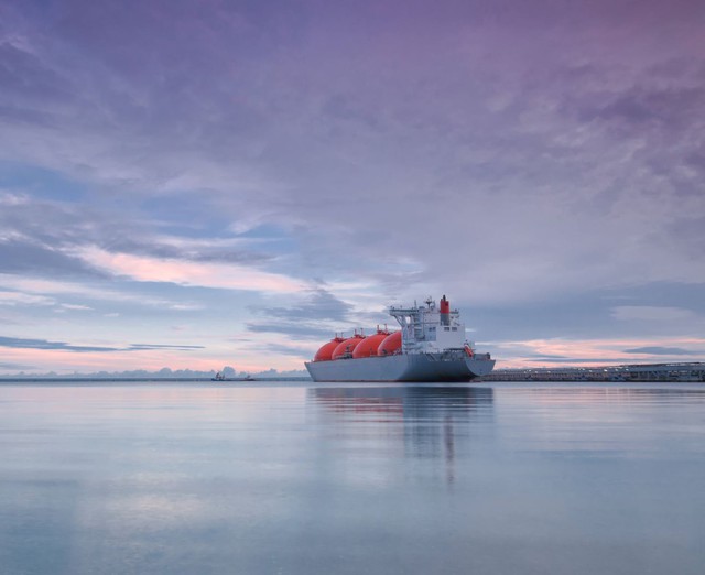 Hàng chục tàu chở LNG tắc nghẽn ngoài khơi châu Âu giữa khủng hoảng năng lượng - Ảnh 1.