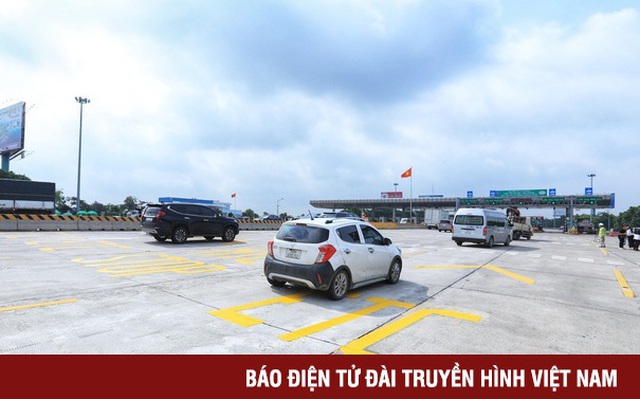 Các phương tiện di chuyển trên cao tốc Hà Nội - Hải Phòng. (Ảnh: TTXVN)