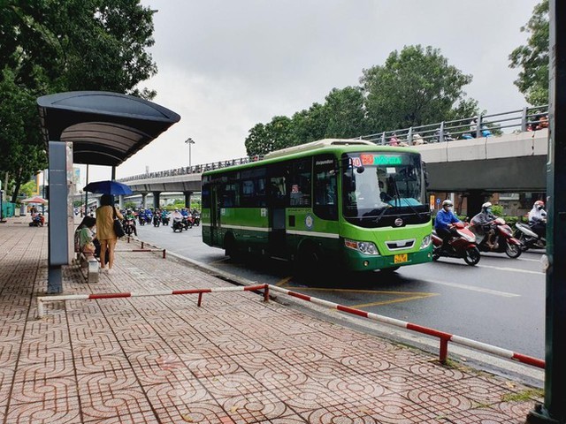 TPHCM thí điểm nhà đỗ xe cao tầng, thêm 2 tuyến xe buýt ở sân bay Tân Sơn Nhất - Ảnh 1.