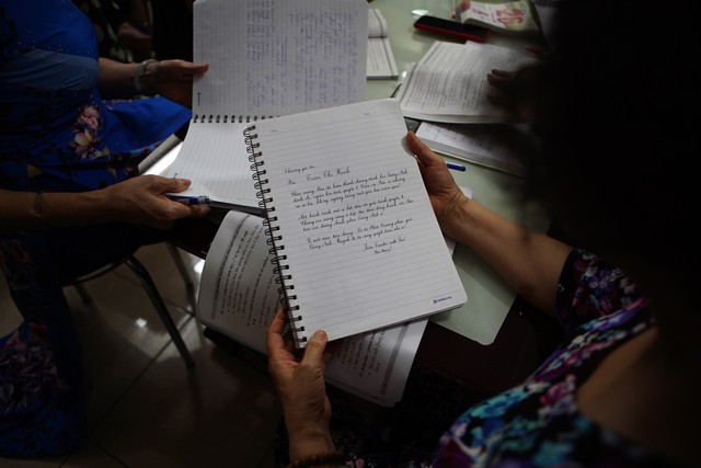Thăm lớp học tiếng Anh đặc biệt của các cụ già ở Hà Nội - Ảnh 9.