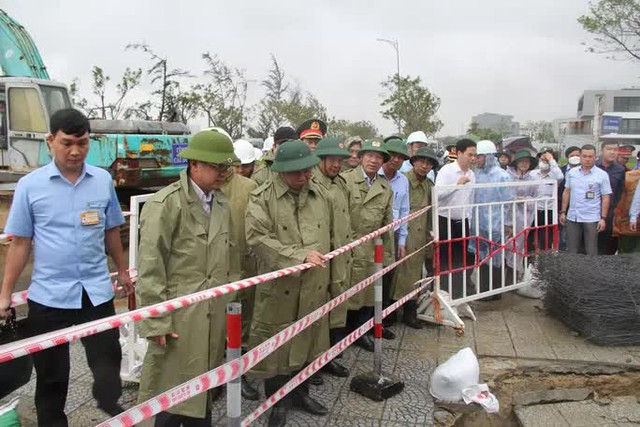 Hình ảnh Chủ tịch nước động viên người dân vùng ngập lũ Đà Nẵng - Ảnh 4.