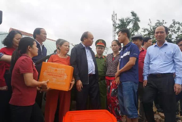 Hình ảnh Chủ tịch nước động viên người dân vùng ngập lũ Đà Nẵng - Ảnh 3.