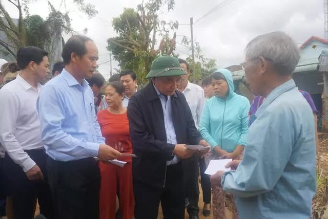 Hình ảnh Chủ tịch nước động viên người dân vùng ngập lũ Đà Nẵng - Ảnh 2.