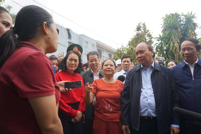 Hình ảnh Chủ tịch nước động viên người dân vùng ngập lũ Đà Nẵng - Ảnh 1.