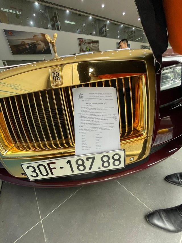 Lộ diện siêu xe Rolls-Royce dát vàng của ông Trịnh Văn Quyết trước giờ đấu giá - Ảnh 1.