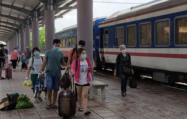 Hiện ngành đường sắt đã có kế hoạch tổ chức chạy tàu và bán vé phục vụ nhu cầu đi lại của hành khách trong dịp Tết Nguyên đán. (Ảnh minh họa - Ảnh: TTXVN)