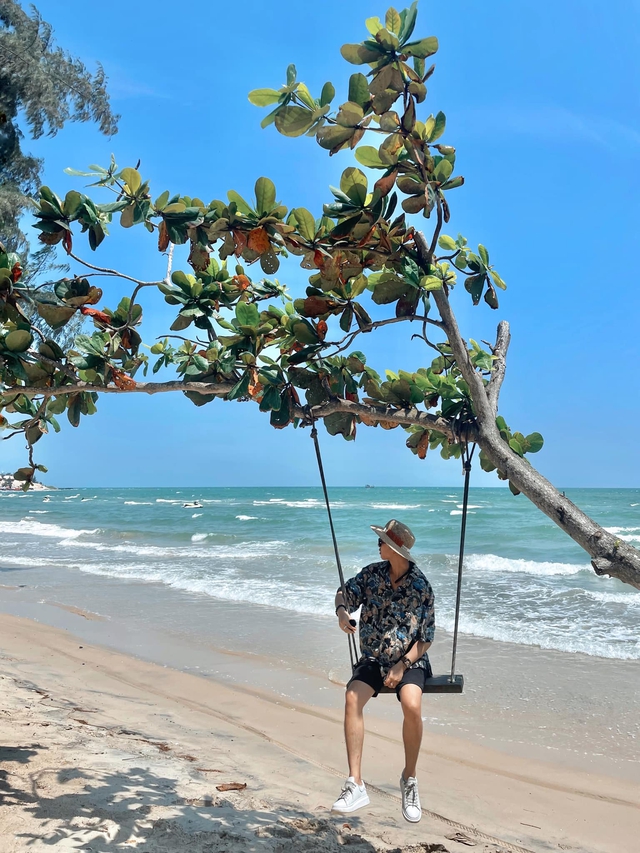 What does the beach resort appearing in Binh Thuan have that anyone who comes to travel must admire and praise?  - Photo 1.