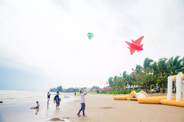 What does the beach resort appearing in Binh Thuan have that anyone who comes to travel must admire and praise?  - Photo 30.