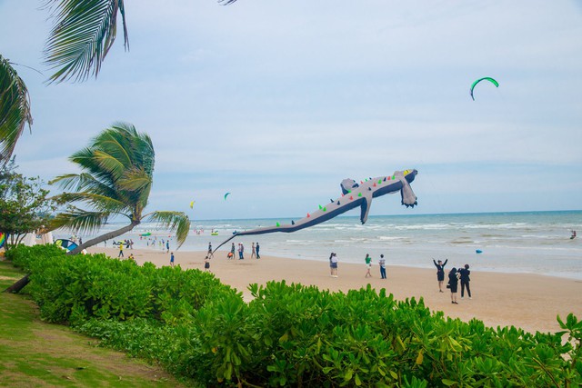 What does the beach resort appearing in Binh Thuan have that anyone who comes to travel must admire and praise?  - Photo 31.