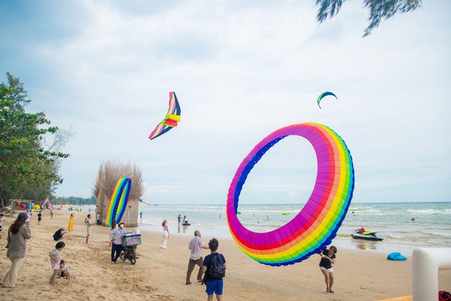 What does the beach resort appearing in Binh Thuan have that anyone who comes to travel must admire and praise?  - Picture 32.